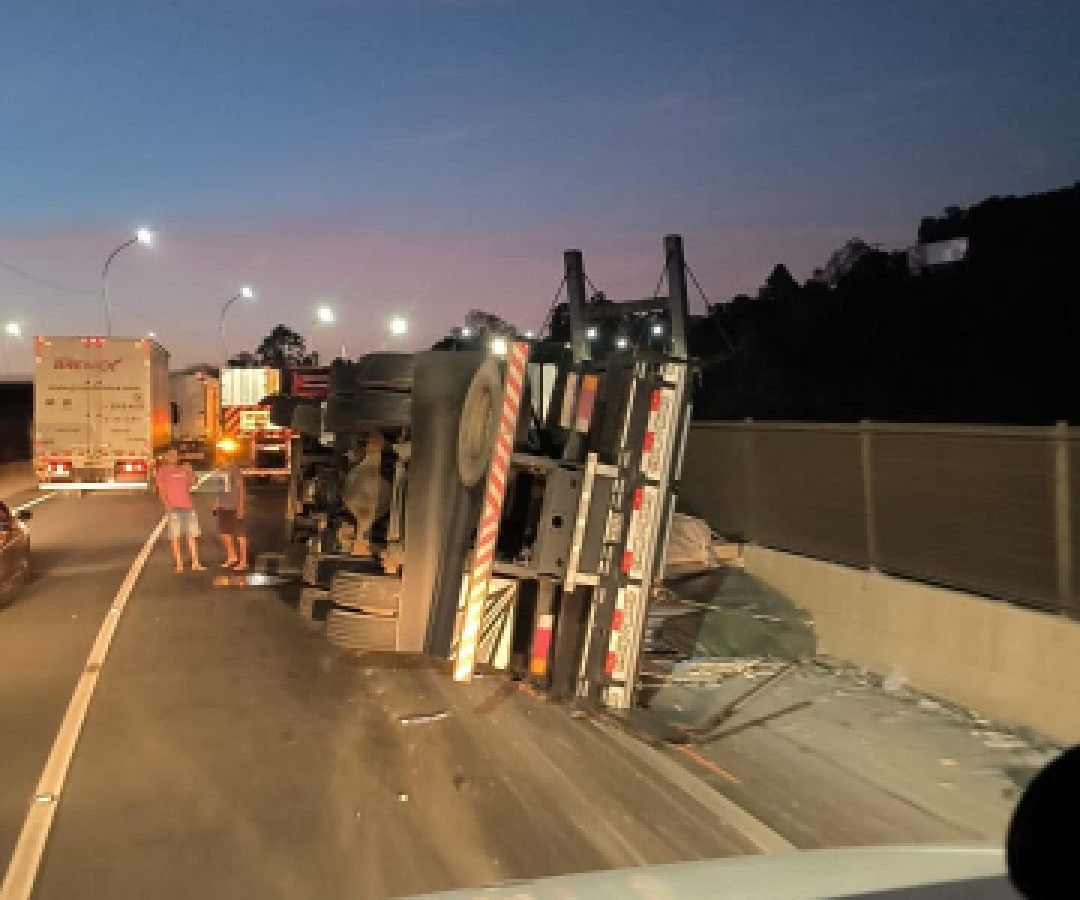 Vídeo mostra momento exato de tombamento na Régis Bittencourt sobre ponte da represa