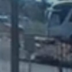 Vídeo mostra ônibus arrastando Corolla em acidente na Tancredo Neves