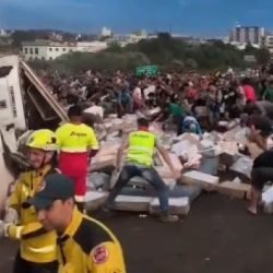 Vídeo mostra população recolhendo carne após carreta tombar em rodovia em Xanxerê (SC)