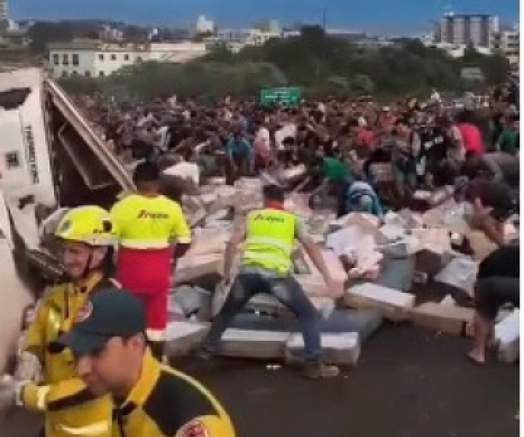 Vídeo mostra população recolhendo carne após carreta tombar em rodovia em Xanxerê (SC)