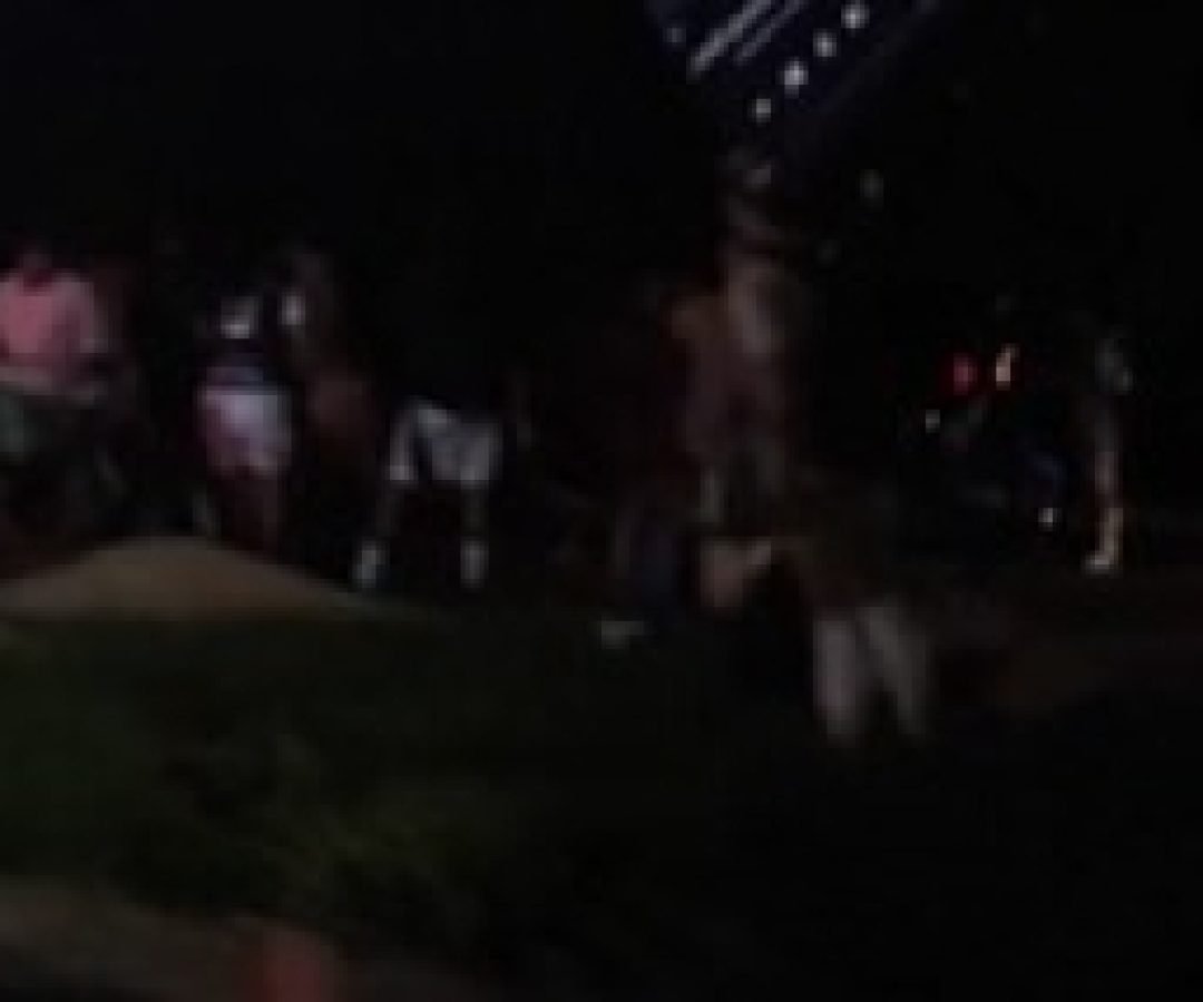 Vídeo mostra populares saqueando carga de grãos na BR-277