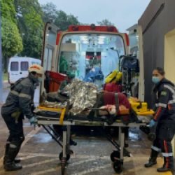 Vítima grave de acidente com ônibus é encaminhada ao HU