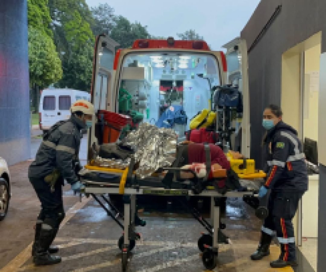 Vítima grave de acidente com ônibus é encaminhada ao HU
