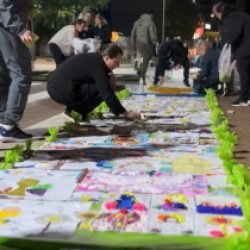 Voluntários trabalham durante a madrugada na confecção dos tapetes de Corpus Christi em Cascavel