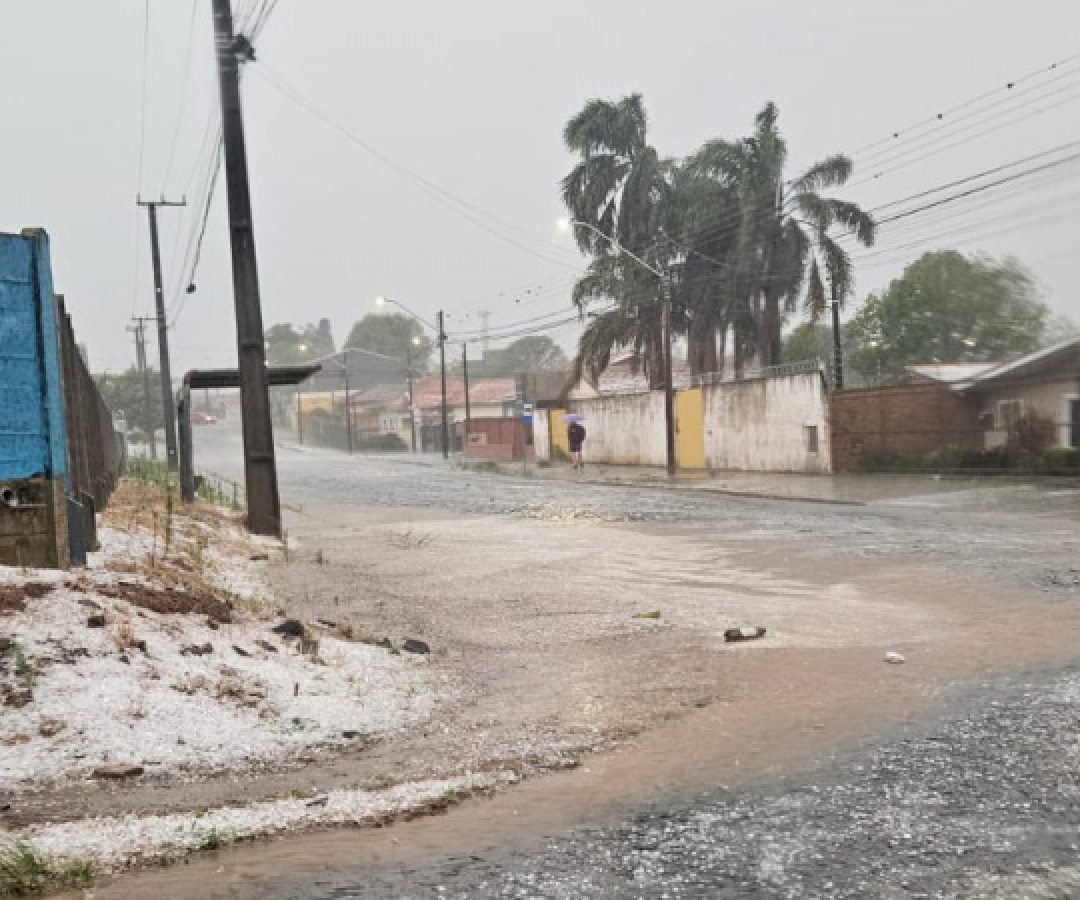 Após temporal com granizo, Estado envia lonas, telhas e kits dormitório para Ponta Grossa