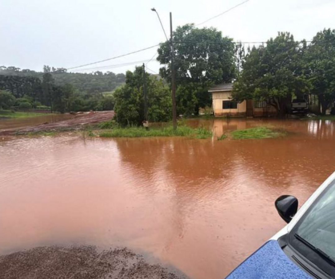 Defesa Civil manda ajuda humanitária a moradores de Goioxim afetados pelas chuvas