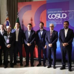 Ratinho Junior participa de encontro com MPs e recebe medalha do Bope durante 14º Cosud