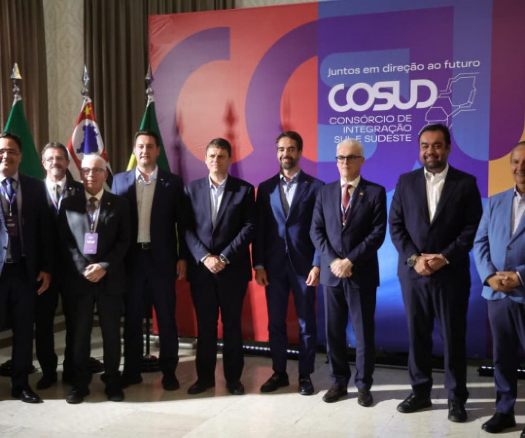 Ratinho Junior participa de encontro com MPs e recebe medalha do Bope durante 14º Cosud