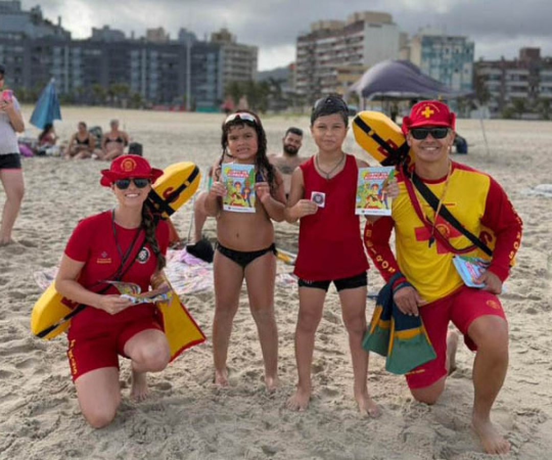 Bombeiros realizam ações educativas para crianças no primeiro fim de semana do Verão Maior Paraná