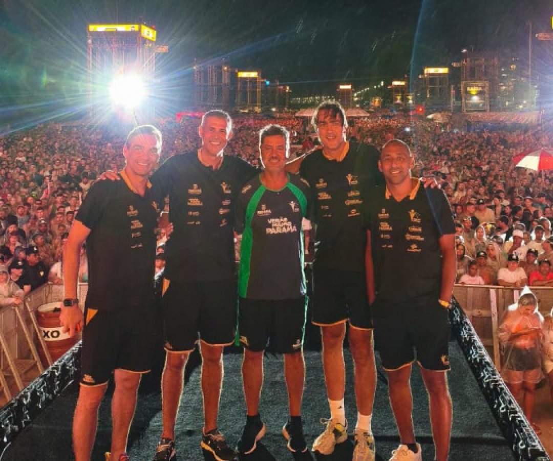 Campeões olímpicos do vôlei são ovacionados em show do Verão Maior Paraná