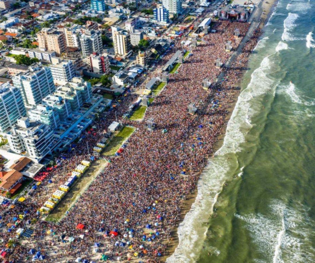 Gusttavo Lima faz show de 3 horas para multidão de 265 mil pessoas na praia de Matinhos