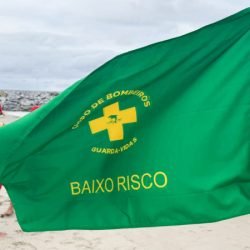 Bombeiros alertam banhistas para atenção às bandeiras de áreas seguras ao entrar no mar