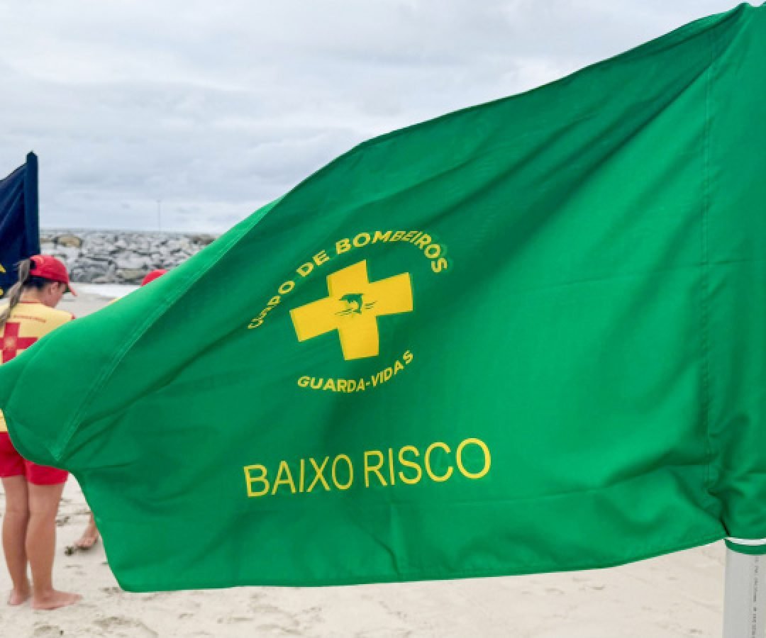 Bombeiros alertam banhistas para atenção às bandeiras de áreas seguras ao entrar no mar