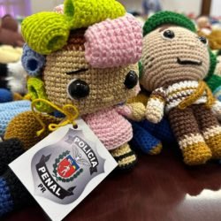 Mulher Segura: bonecos de crochê feitos por custodiados serão distribuídos nos parques