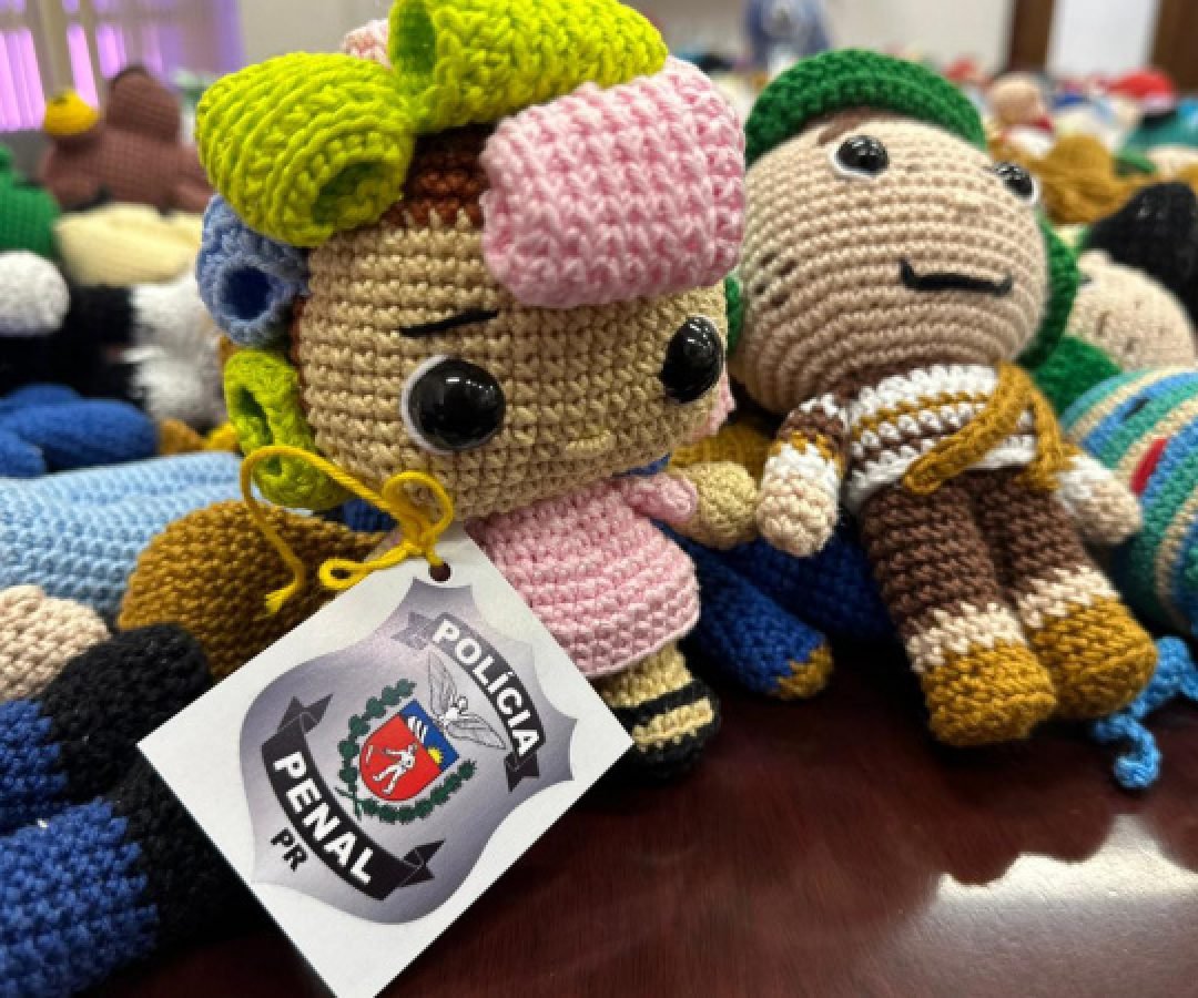 Mulher Segura: bonecos de crochê feitos por custodiados serão distribuídos nos parques