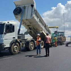 Pavimentação e instalação de iluminação seguem avançando na Ponte de Guaratuba