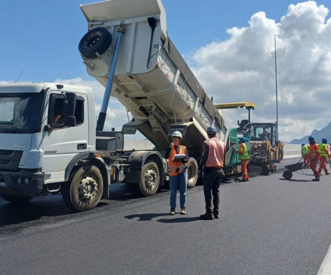 Pavimentação e instalação de iluminação seguem avançando na Ponte de Guaratuba