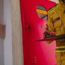 Bombeiros orientam a população sobre emergências em locais com grandes públicos
