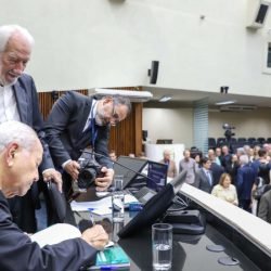 Darci Piana prestigia lançamento de livro que conta a história da política paranaense