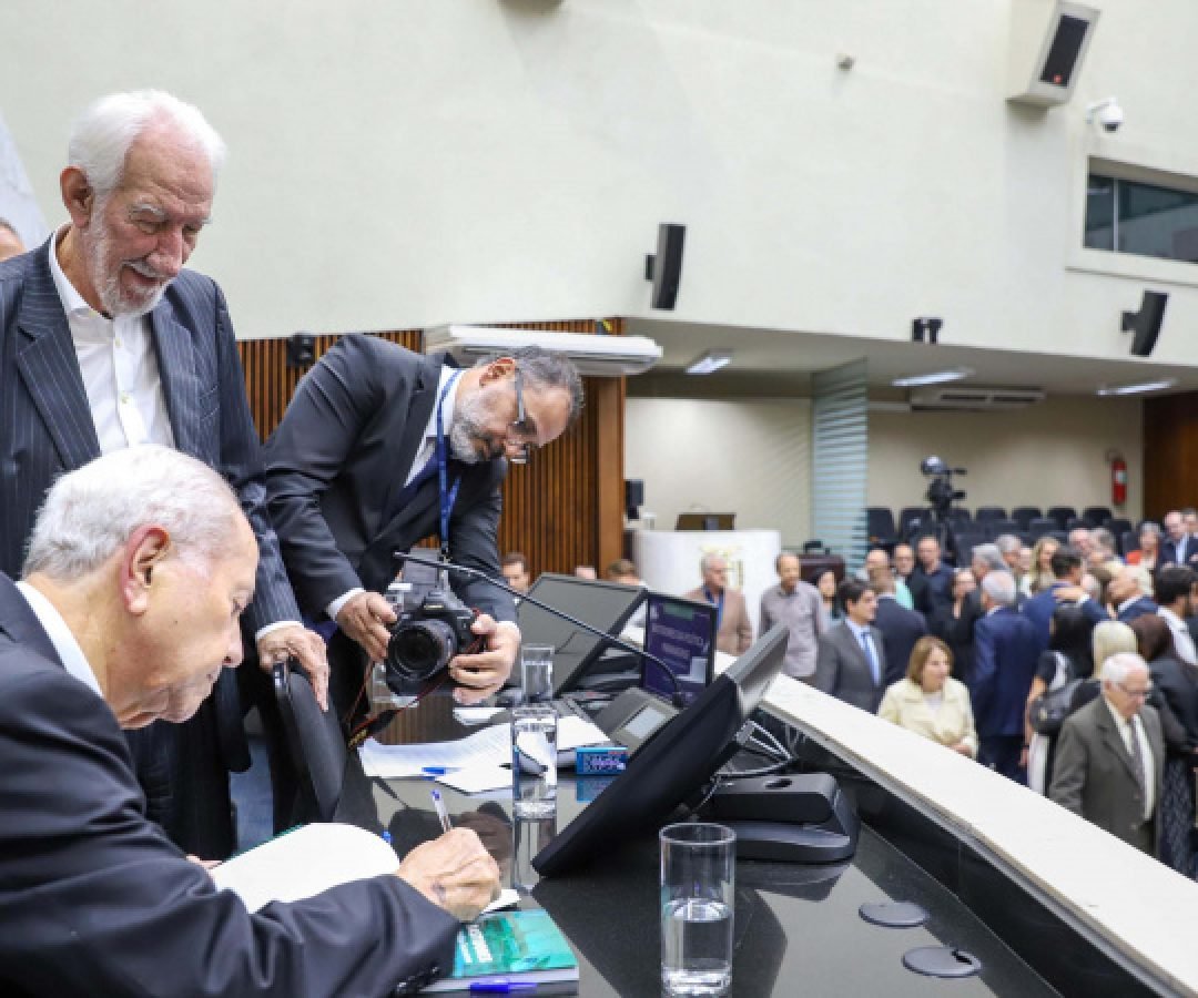 Darci Piana prestigia lançamento de livro que conta a história da política paranaense