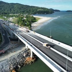 Ponte de Guaratuba: instalação do asfalto avança no acesso de Matinhos