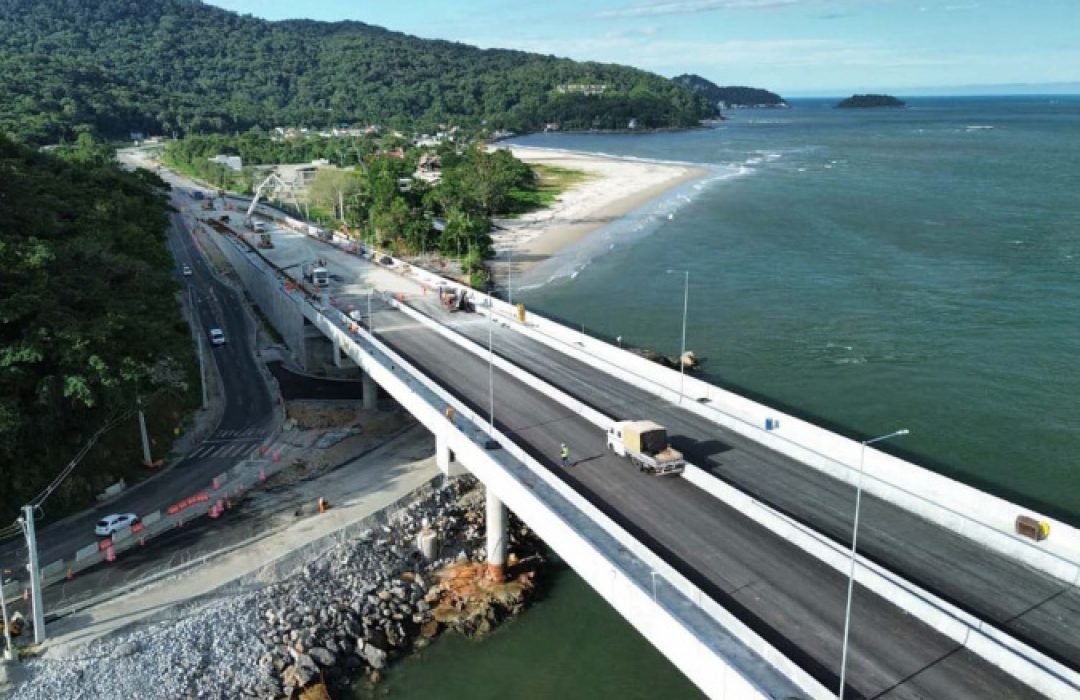 Ponte de Guaratuba: instalação do asfalto avança no acesso de Matinhos