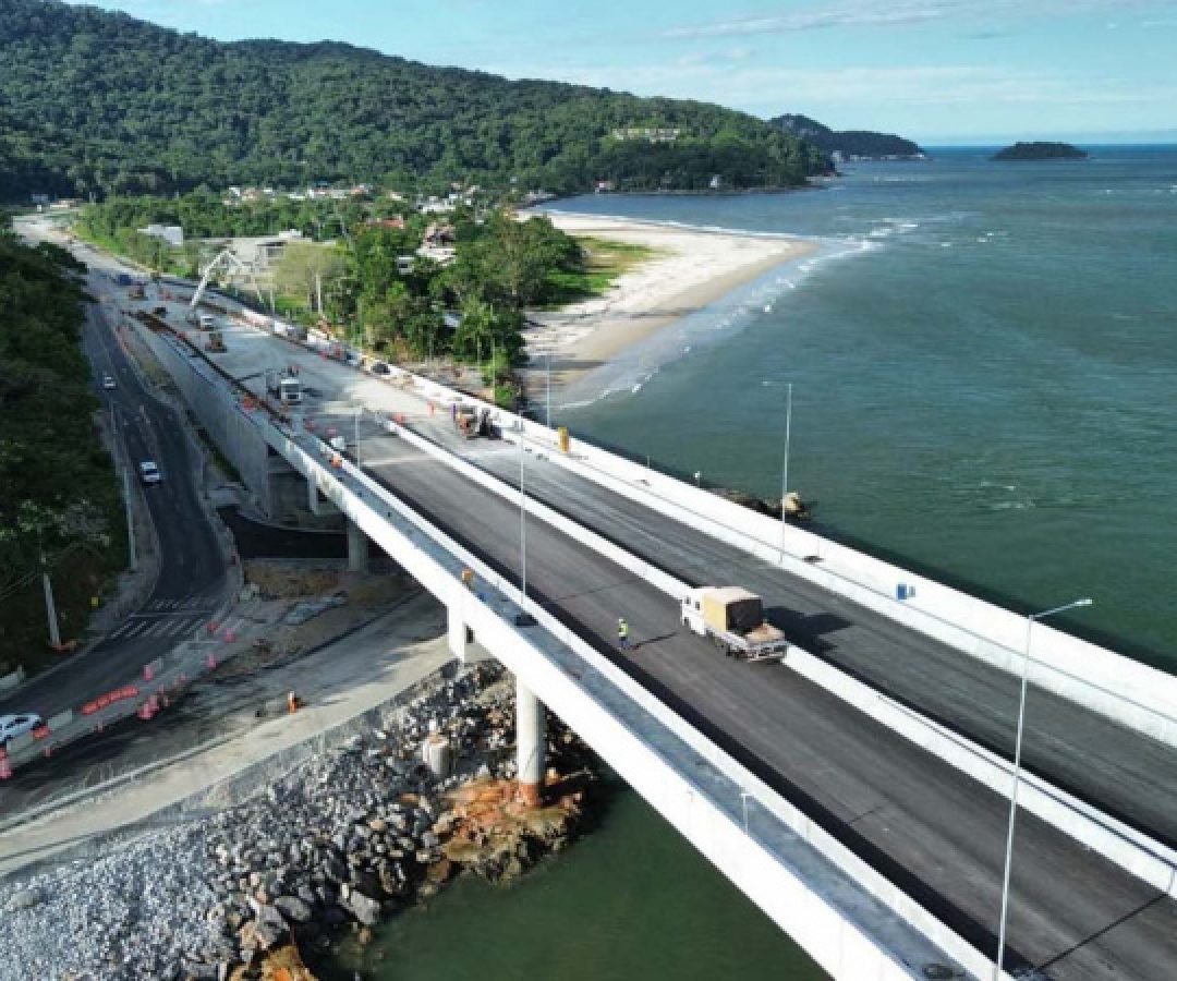 Ponte de Guaratuba: instalação do asfalto avança no acesso de Matinhos