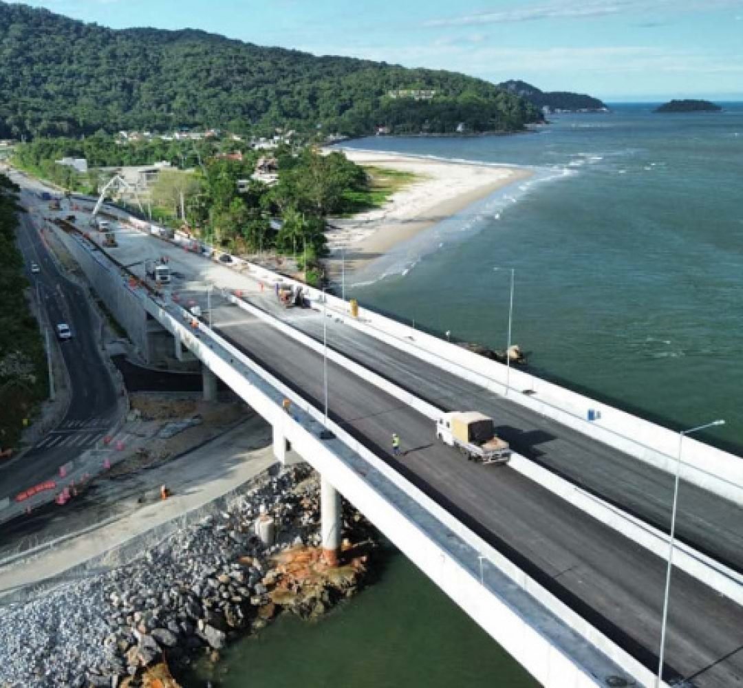Ponte de Guaratuba: instalação do asfalto avança no acesso de Matinhos