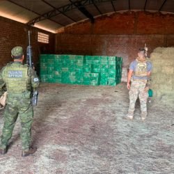 PMPR e PF prendem sete homens e apreendem 20 mil pacotes de cigarros contrabandeados