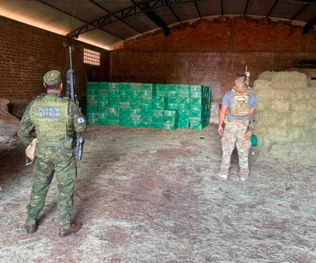 PMPR e PF prendem sete homens e apreendem 20 mil pacotes de cigarros contrabandeados