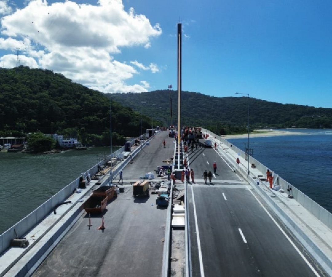 Mastros ganham iluminação e pista da Ponte de Guaratuba começa a ser sinalizada