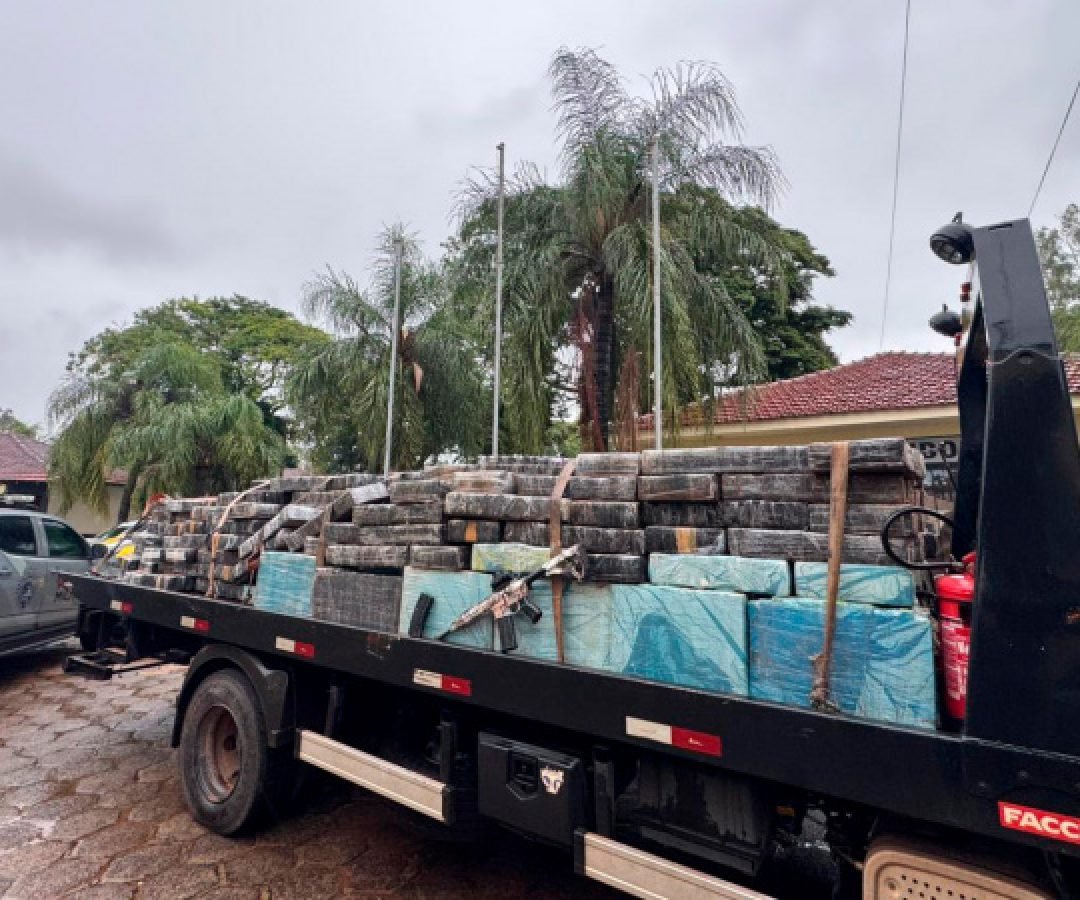 PMPR apreende mais de 5 toneladas de maconha e fuzil em Planaltina do Paraná