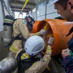 Cadetes do Corpo de Bombeiros fazem treinamento sobre produtos perigosos na Sanepar