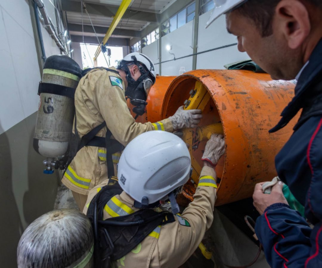 Cadetes do Corpo de Bombeiros fazem treinamento sobre produtos perigosos na Sanepar