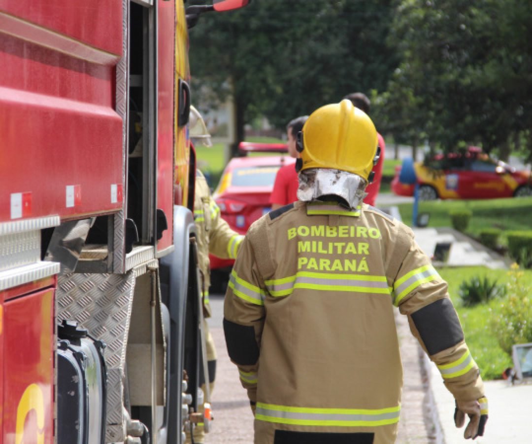 Riscos de incêndios, corte de energia e acidentes de trânsito: soltar balão é crime no Brasil